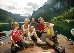 Walking with the family around Lake Wolfgang