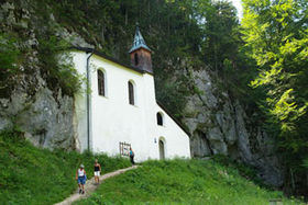 Kirche an einen Felsen mit Feldweg