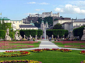 Schlossgarten mit Festung und im Hintergrund
