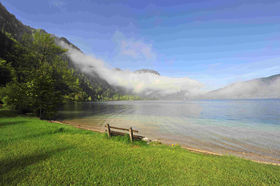 Bank vor einem See